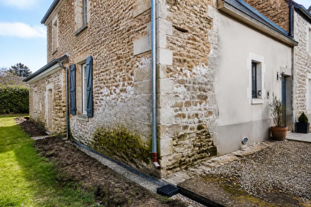 découvrez comment identifier et traiter l'humidité dans une maison en meulière : causes principales, conseils de prévention et solutions efficaces pour un habitat sain.