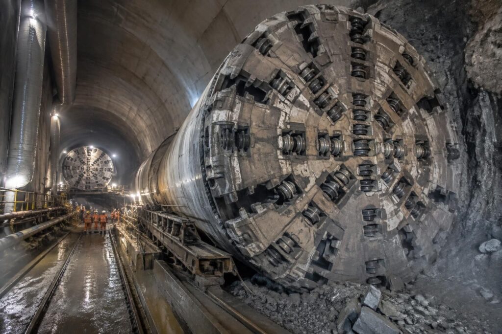 découvrez le rôle des tunneliers du grand paris express, comme tiphaine et rita, et comprenez comment ces machines creusent les tunnels du métro.
